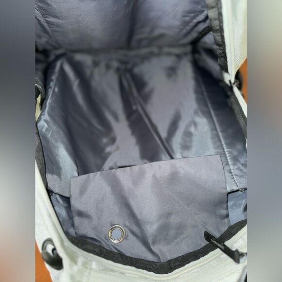 Nautica full size back pack. Lots of pockets/padded laptop compartment EUC - Picture 16 of 16